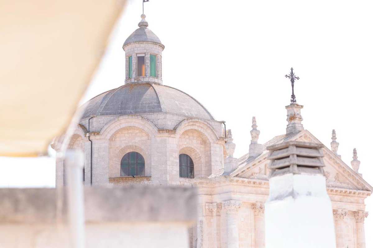 La cupola e il campanile di Locorotondo visti dalla terrazza di Operà, oltre il parapetto bianco