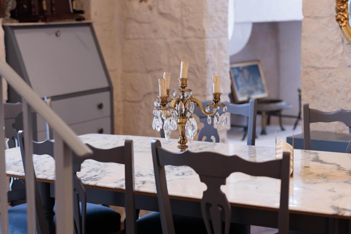 La scala che sale ai piani, con un candelabro e sedie d'epoca